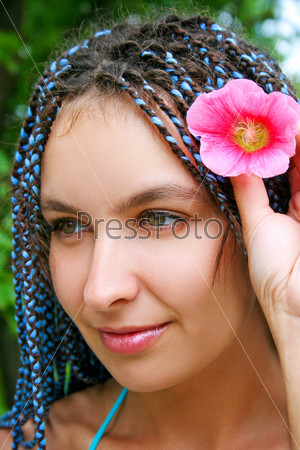 Привлекательная девушка с цветком крупным планом