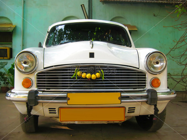 Такси. Индийский белый автомобиль Амбассадор