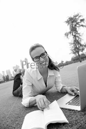 Женщина с ноутбуком в парке