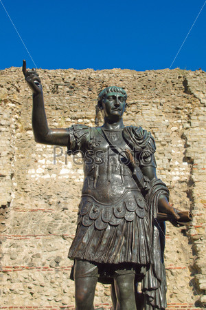 Древний памятник римскому императору Траяну, Лондон, Великобритания