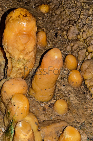 Сталактиты и сталагмиты в пещере в Новом Афоне