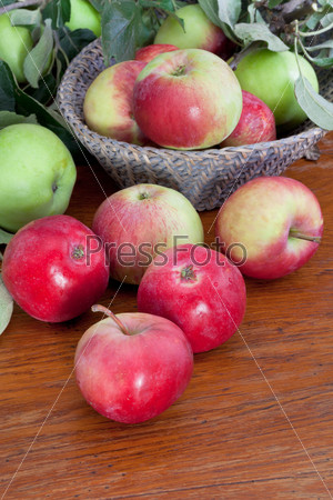 Свежие летние яблоки на деревянном столе