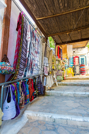Традиционный текстиль на рынке, красочные ткани, сувениры ручной работы, Греция