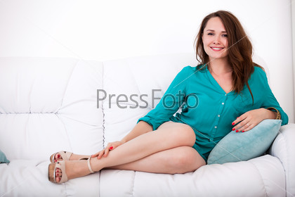 Женщина отдыхает на диване