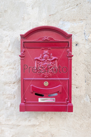 Красный металлический почтовый ящик