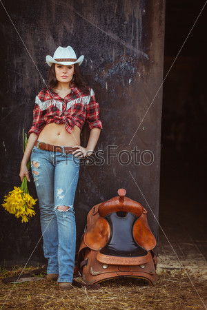 Женщина позирует на ферме