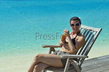 Красивая молодая женщина с любимым напитком на берегу моря