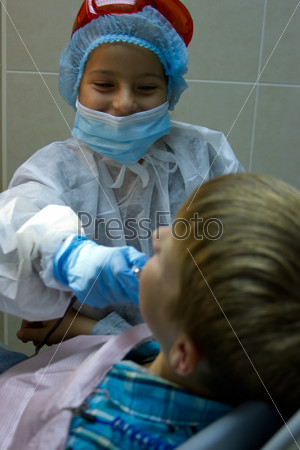 Пара детей играет у дантиста