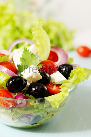 Греческий салат с оливками, помидорами и сыром