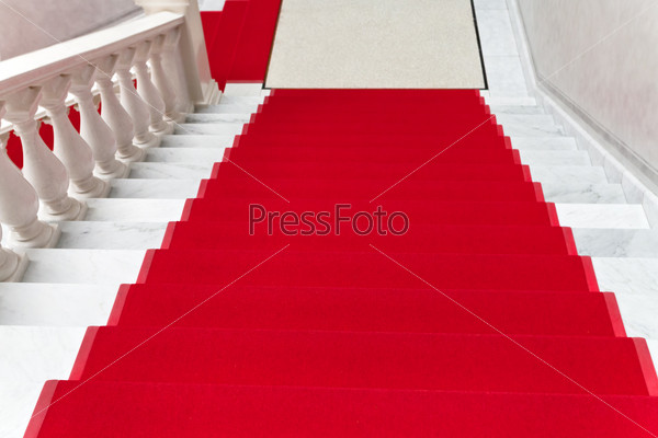 Красный ковер на белой мраморной лестнице