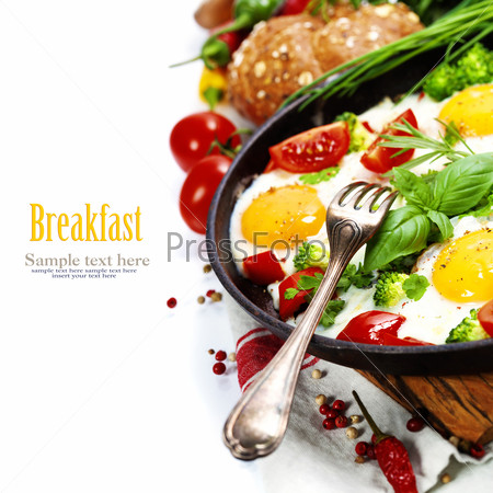 Fried eggs with fresh vegetables