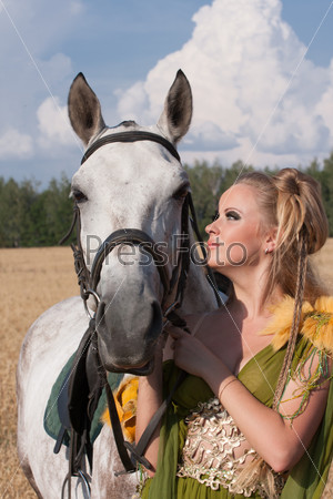 Лошадь и красивая женщина лицом к лицу
