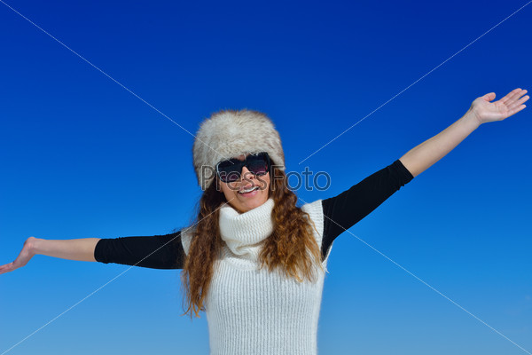 Счастливая женщина зимой на свежем воздухе
