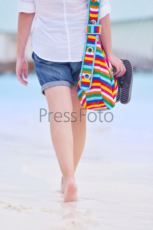 Женщина отдыхает на пляже