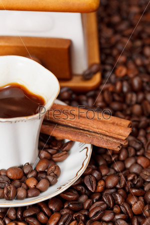 Чашка кофе и жареные бобы