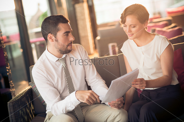 Close-up image of businesspeople discussing the company\'??s plan at a cafe