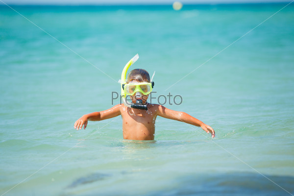 Summer vacation - Happy boy in face masks and snorkels sea.