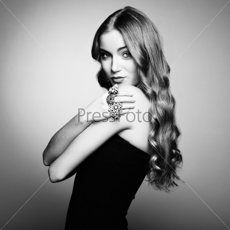 Портрет красивой блондинки в черном платье