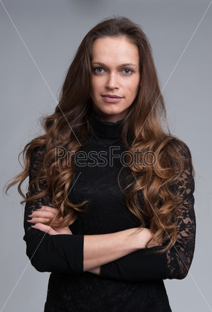 Красивая молодая женщина с длинными темными волосами
