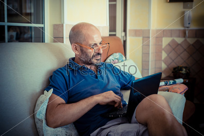 Мужчина среднего возраста использует ноутбук