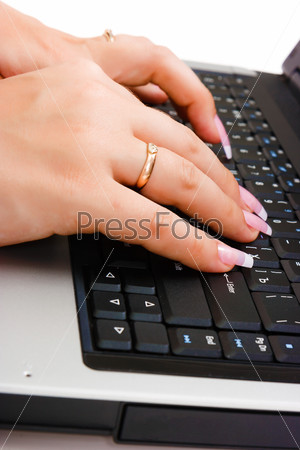 Женская рука на клавиатуре ноутбука