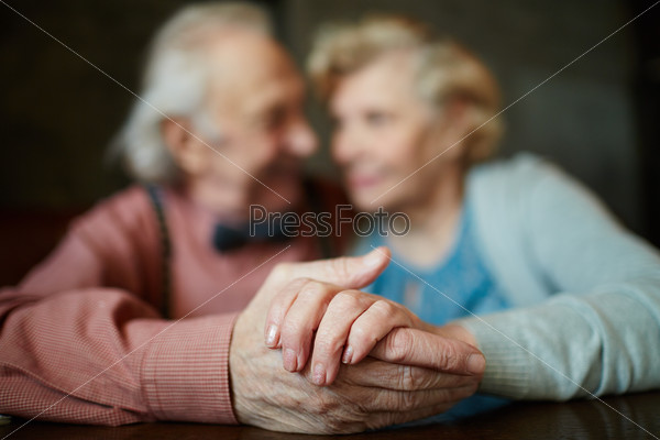 Руки пожилых людей