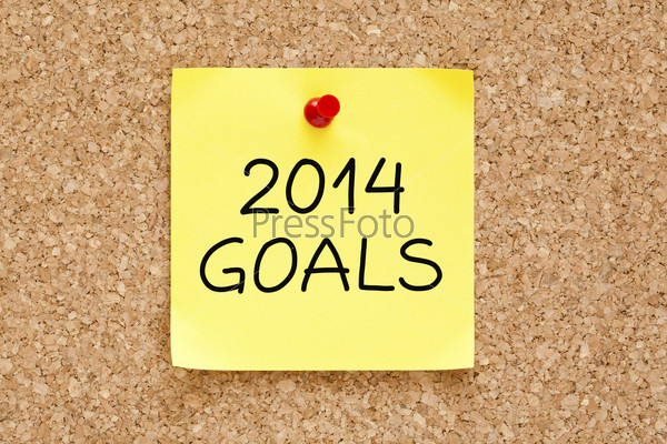2014 Goals on yellow sticky note pinned with red push pin on cork board.