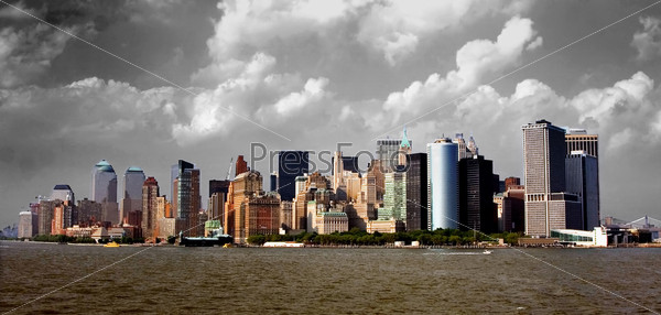 View of the Manhattan skyline as seen from the south. In front one can see Battery Park, with the buildings of New York\'s financial district.