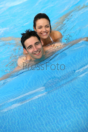 Пара купается в бассейне