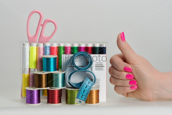 Coils with color threads, sewing needles, scissors