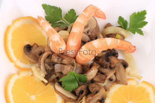Shrimp salad with mushrooms and lemons.