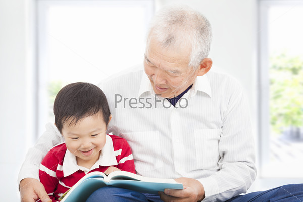 Дед читает внуку книгу