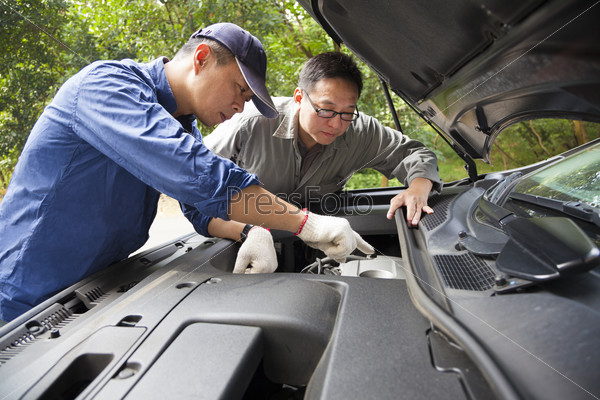 Auto mechanic fixes a car in service