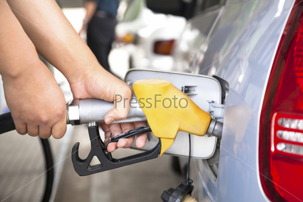 Заправка автомобиля бензином