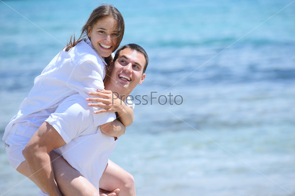 Счастливая пара на пляже