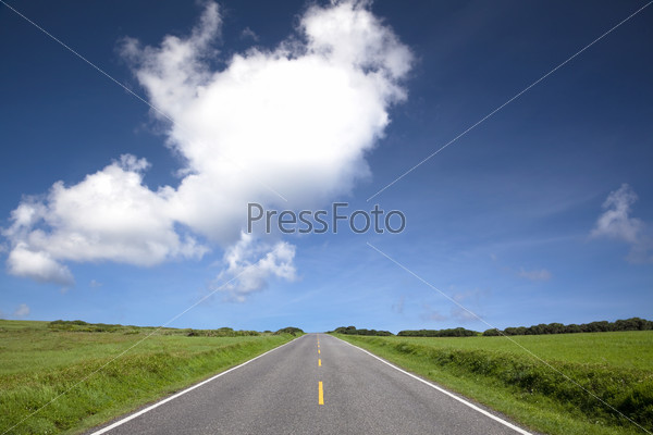 Пустая дорога и голубое небо