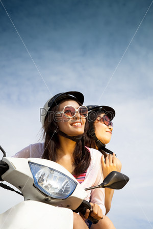 Счастливые девушки на скутере