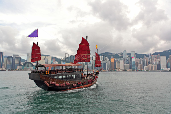 Гавань Гонконга с туристической шлюпкой