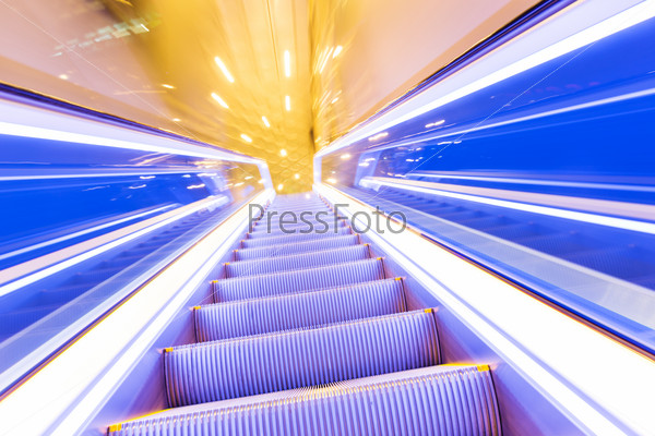 Movement of diminishing hallway escalator