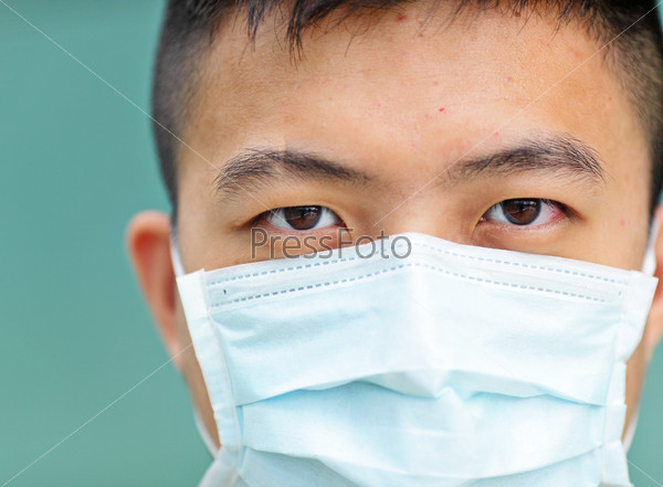 Мужчина в медицинской маске