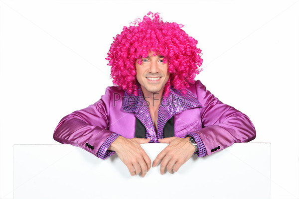 Мужчина в розовом парике