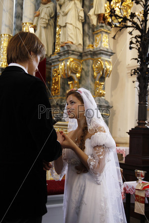 Невеста и жених в церкви