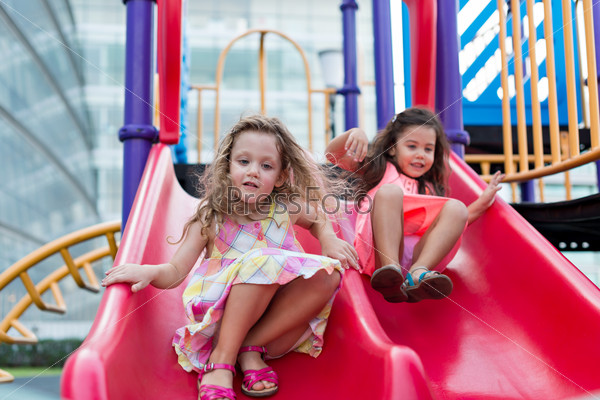Девочки на детской площадке