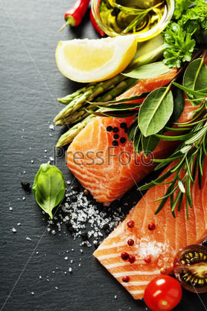 Филе лосося с ароматическими травами, специями и овощами