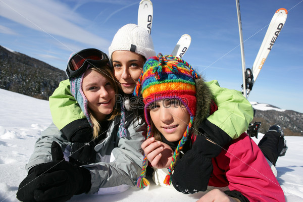 Девушки катаются на лыжах