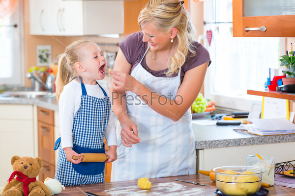 Мать и дочь пекут печенье