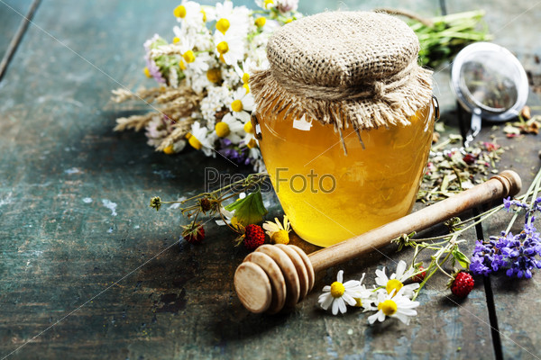 Травяной чай и мед