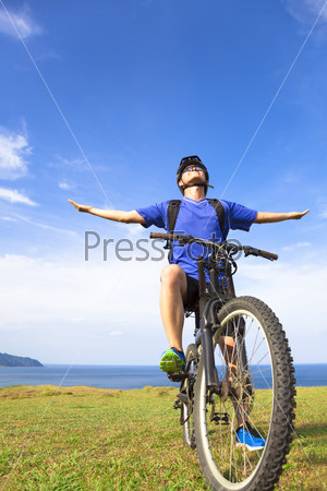 Молодой человек на горном велосипеде