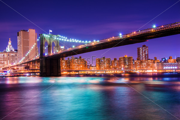 Бруклинский мост ночью в Нью-Йорке
