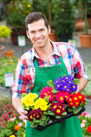 Садовник на цветочном рынке с горшками